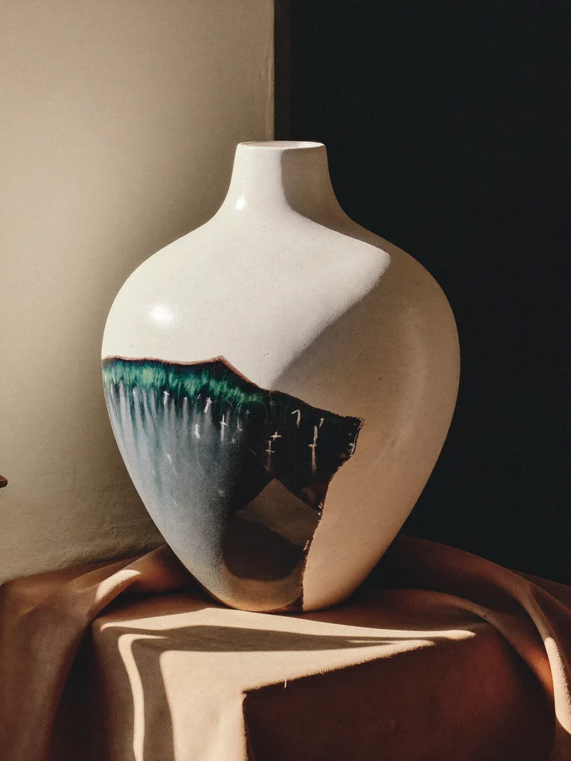 Illustration: skulpturale Keramikvase mit asymmetrischer Silhouette
